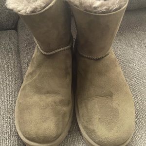 Green Uggs size 7, beautiful condition. Worn about 1/2 dozen times.